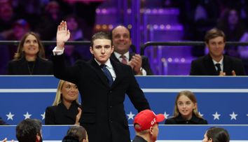 Semnificația gesturilor ciudate făcute de Barron Trump la învestirea tatălui său. Experții în comportament au dezvăluit ce a vrut să transmită