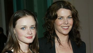 Cum arată Lorelai și Rory, la 25 de ani de la lansarea serialului „Gilmore Girls”. Cele două actrițe au încântat audiența la premiile Emmy 2025