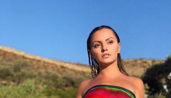 Alexandra Stan s-a lăsat din nou fotografiată topless! Mii de like-uri pentru pozele cu ea în Marea Neagră
