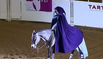 Wow, un adevarat spectacol. Intra in arena calare pe un cal, dar cand renunta la pelerina, publicul ramane uimit