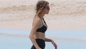 Taylor Swift mizeaza pe un look retro pentru plaja! Iti place?
