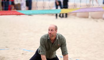 Prințul William, complet absorbit de jocul de volei pe plaja Copacabana, în timpul vizitei sale în Brazilia