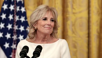 Gafa comisă de Jill Biden a ajuns virală! Prima doamnă l-a sărutat pe Douglas Emhoff, soțul vicepreședintei Kamala Harris