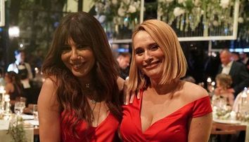 Sore și Andreea Esca, fermecătoare în rochii roșii la nunta lui Smiley. Au fost printre cele mai admirate vedete