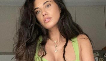Antonia a aprins imaginația fanilor într-un costum ultra decupat. Cum a reacționat Alex Velea când a văzut pozele pe internet