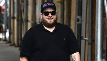 Dupa ce a slabit peste 40 de kilograme, Jonah Hill surprinde din nou. Cum arata cu parul lung, blond si barba
