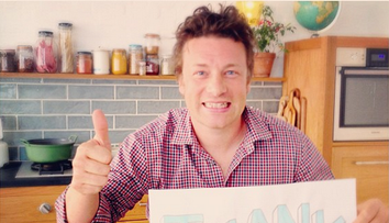 Neatentia se plateste. Jamie Oliver aproape de a da foc bucatariei