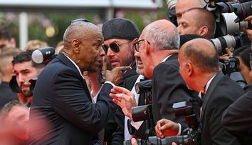 Denzel Washington l-a pus la punct pe un fotograf în timp ce se afla pe covorul roșu de la Cannes. Gestul care l-a deranjat pe actorul în vârstă de 70 de ani