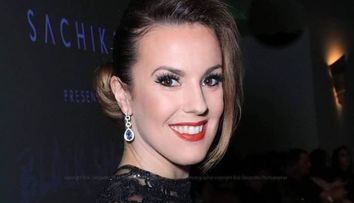 Kira Lorrenti, prima franțuzoaică pe coperta ediției americane FHM. Dansatoarea face furori cu show-urile sale incendiare