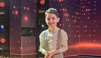 Rareș Prisacariu a adus la școală trofeul câștigat la „Românii au talent”. Cum l-au întâmpinat colegii de clasă