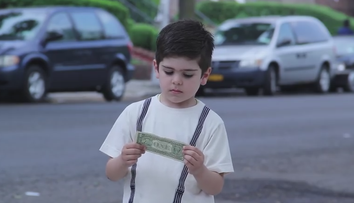 Acest filmulet a devenit viral dintr-un motiv uimitor. I-a dat baietelului un dolar, iar ce a facut cu banii este genial