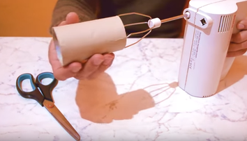 Pune un tub de carton pe paleta unui mixer. Ce face apoi reprezinta o adevarata economie de timp