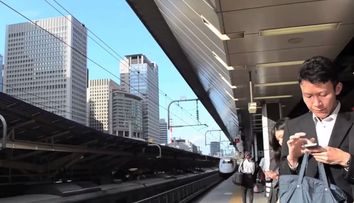 Un tren de mare viteza opreste in statie, iar ce se intampla in doar 7 minute e impresionant. Imaginile au ajuns viral