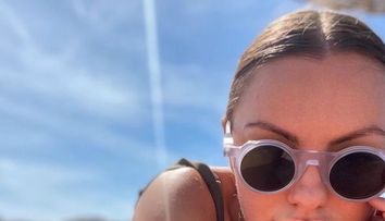 Alexandra Stan a ieșit să facă plajă pe balcon! Fotografii incendiare: „Viața la București”