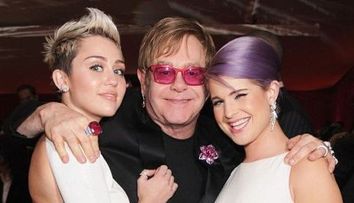 Miley Cyrus, cu o rochie care i-a dezgolit tot spatele. Vezi ce tinuta sexy a ales vedeta la petrecerea de dupa premiile Oscar