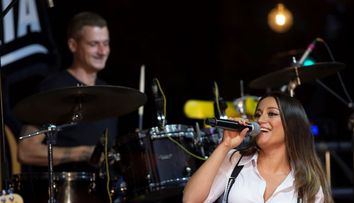 Mădălina Coca, spectacol extraordinar de Ziua Franței. Finalista Vocea României a oferit un recital de excepție