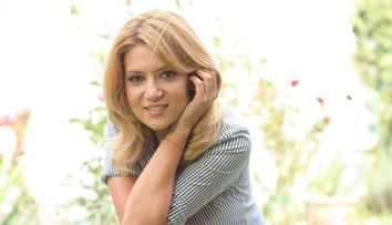De ziua ei, Amalia Enache le-a facut cinste prietenilor cu o piesa de teatru