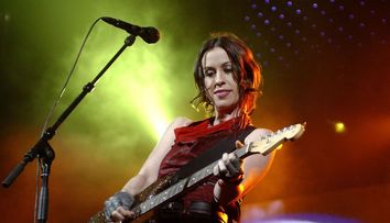 Alanis Morissette a dezvăluit că a fost violată în adolescență: “Mi-au trebuit ani întregi de terapie”