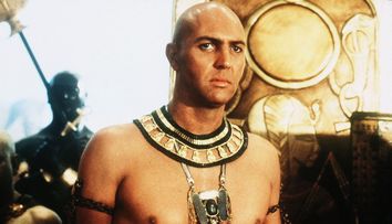 Te-a infricosat in Mumia si Mumia Revine! Cum a ajuns sa arate acum Arnold Vosloo, actorul care l-a jucat pe Imhotep