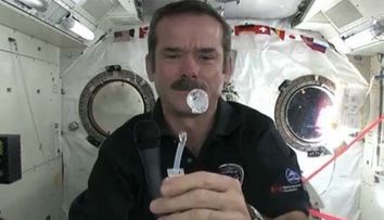 Cum se spala pe maini astronautii, in spatiu. Imagini inedite: VIDEO