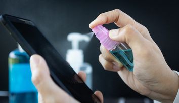 STUDIU. Coronavirusul poate rezista pe bancnote și telefoane chiar și 28 de zile