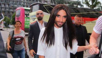 Conchita Wurst, fabuloasa intr-o zi obisnuita a vietii ei. Cum a fost surprinsa de paparazzi 