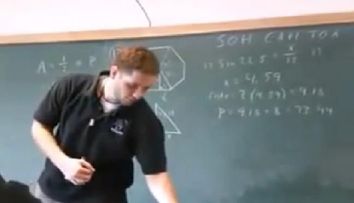 CEL MAI TARE PROFESOR! Uite cum isi da silinta sa le explice elevilor