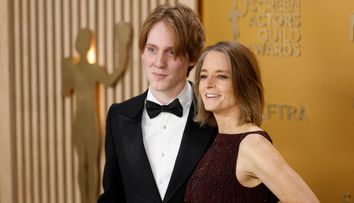 Jodie Foster, apariție rară alături de fiul său cel mare, Charles. Tânărul a atras atenția cu machiajul său, folosind fard de pleoape arămiu