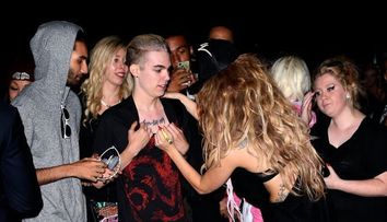 Ce va spune iubitul ei? Cu ce barbat se saruta pasional Lady Gaga in vazul tuturor