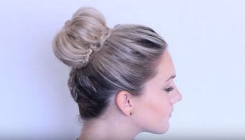 Invata cum sa iti faci singura o impletitura inversa cu coc. E una dintre cele mai chic coafuri - VIDEO
