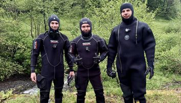 Pompierii din Sibiu au salvat un câine blocat în mâl în timpul căutărilor copilului dispărut