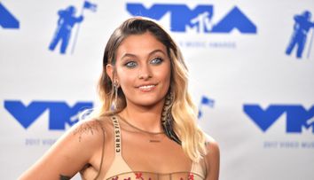 Fiica lui Michael Jackson este lipsita de orice inhibitii. S-a pozat topless si plina de tatuaje