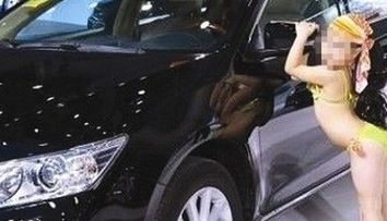 Fetite de 5 ani pozand 'sexy' in bikini la un showroom auto. 'Gaselnita' organizatorilor de a atrage atentia a scandalizat o lume intreaga