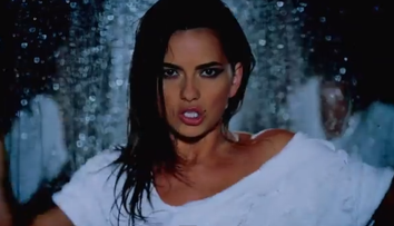Inna isi expune nurii in cea mai obraznica bluza de pana acum. Si-a lansat videoclip nou chiar de ziua ei