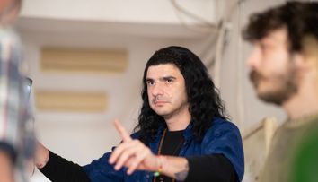 În această seară, liniștea din Scara B va fi tulburată! Un zgomot de bormașină îi va scoate din minți pe unii dintre locatari
