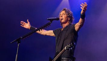 Un celebru rocker în anii 80 și-a lăsat fanii cu gura căscată. La 76 de ani, a apărut pe scenă fără cămașă și arată incredibil: ”A găsit fântâna tinereții”