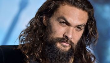 Un român celebru, blocat în lift cu Jason Momoa. Ce au făcut aceștia, timp de două ore