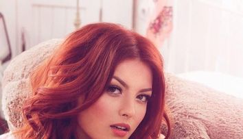Elena Gheorghe isi expune corpul perfect intr-un costum de baie minuscul. Cum arata cantareata fara pic de Photoshop