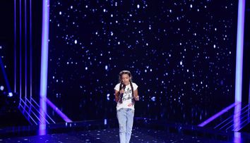Moga a comparat-o cu Alicia Keys, desi ea are numai cativa anisori. Inca voce puternica si hotarata in echipa Andra