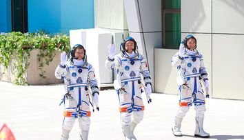 Trei astronauți, naufragiați în spațiu, după ce un ”obiect neidentificat” le-a lovit capsula de întoarcere pe Pământ
