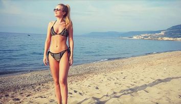Cu un abdomen ca asta n-ai cum sa te rusinezi la plaja. Cum se mentine in forma Cristina Caramarcu