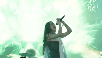 Dora Gaitanovici, finalista Vocea României 2018, ne poartă în zborul dorului cu noua piesă „Vara mea”
