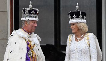 Un cititor pe buze dezvăluie ce i-a spus Regele Charles Camillei la ieșirea de la balcon