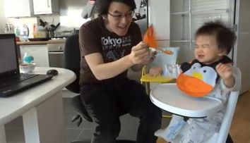 Un bebelus refuza sa manance daca nu aude piesa 