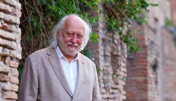 Premiul Nobel pentru literatură din 2025 a fost acordat unui scriitor din Ungaria. Este supranumit „maestrul contemporan al apocalipsei”