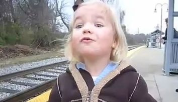 Cum reactioneaza o fetita de trei ani atunci cand vede pentru prima data un tren sosind in gara. Clipul devenit viral pe YouTube