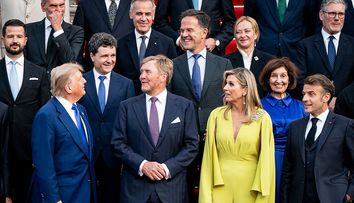 Cine este femeia superbă de la summit-ul liderilor NATO, care a pozat alături de Trump, Nicușor Dan, Macron și Zelensky. A furat lumina reflectoarelor