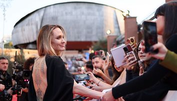 Angelina Jolie a întors toate privirile la premiera filmului „Couture”, într-o rochie care i-a lăsat la vedere tatuajele impresionante de pe spate
