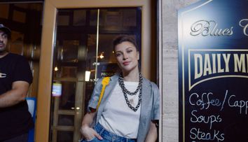 Lora, declarații despre rolul său din filmul „Ca fetele”. Artista apare pe marile ecrane alături de Maia Morgenstern