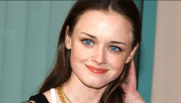Tocilara cu ochi frumoși din serialul ”Gilmore Girls”, apariție rară pe covorul roșu. Cum arată la 44 de ani actrița Alexis Bledel
